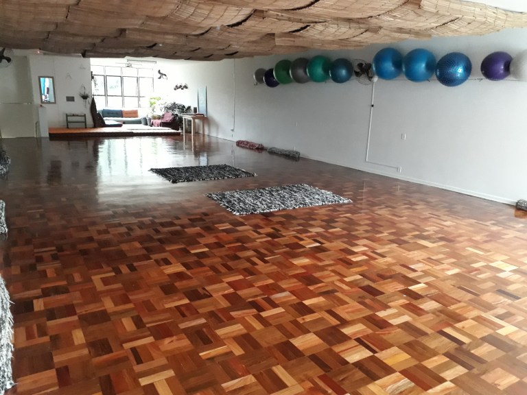 salao principal - parede com bolas e lounge ao fundo.jpg